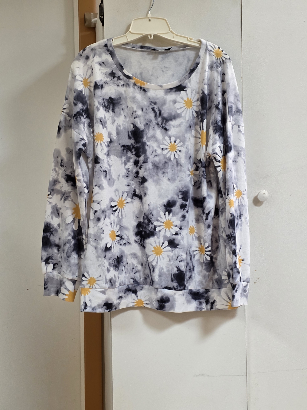 Long-Sleeve Daisy Print Tee - White & Black Tie-Dye